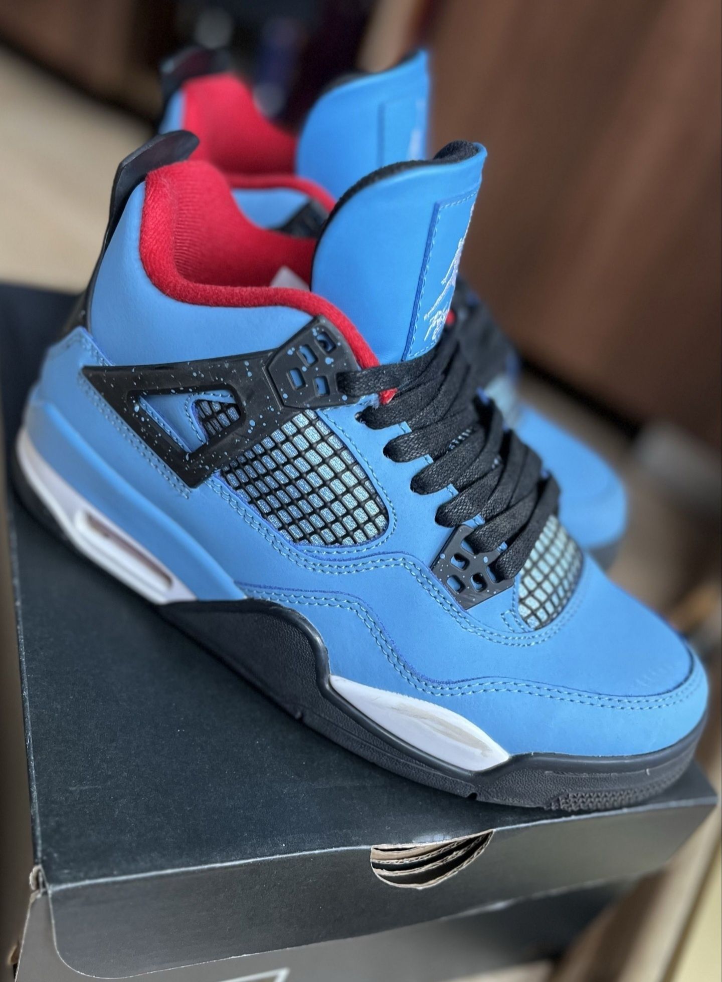 Jordan 4 Travis Scott