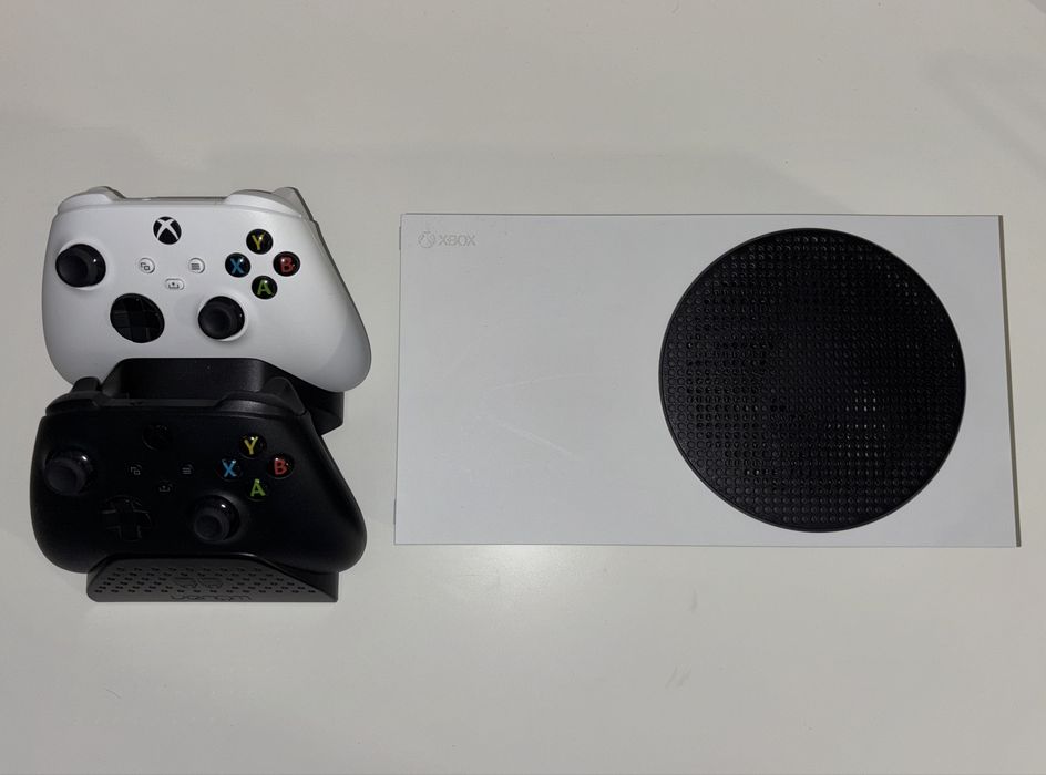 Xbox series S 512 GB + extra controller și dock de încărcare