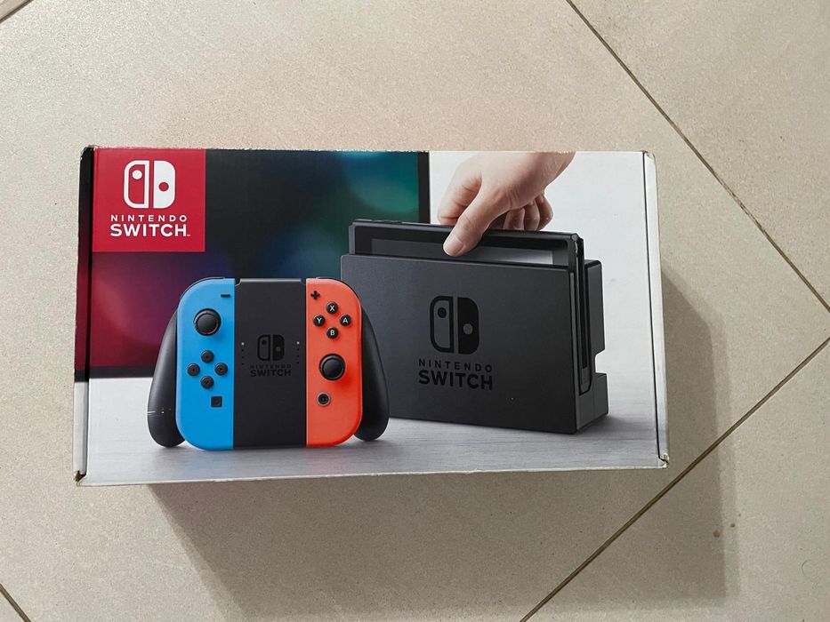 Nitendo switch cu doua jocuri incluse în pret