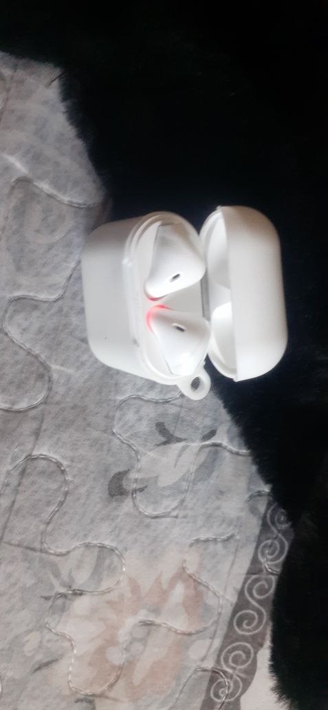 Продам Airpods новые и чистые