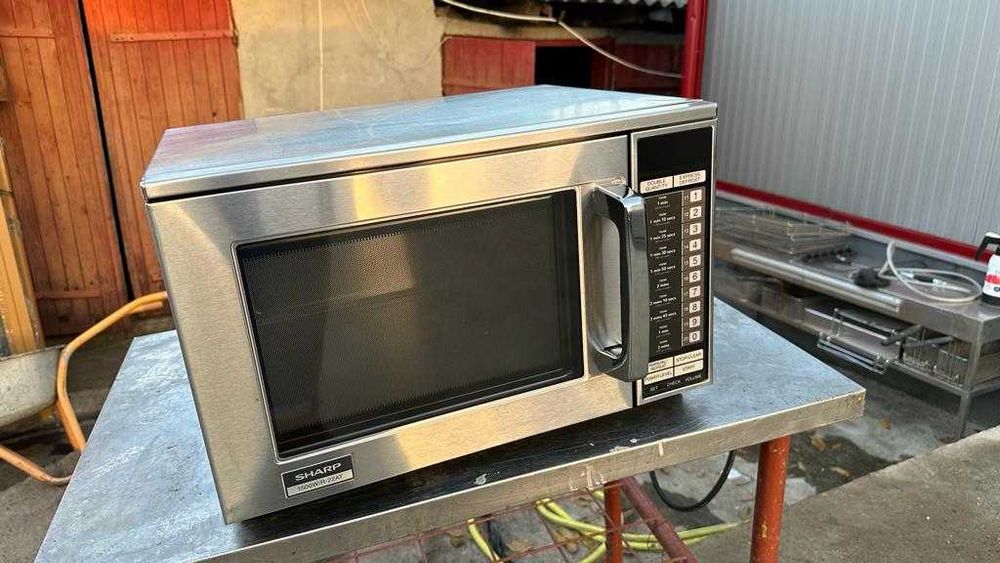 Cuptor Microunde Panasonic PRO2 si Microunde Sharp R22AT
