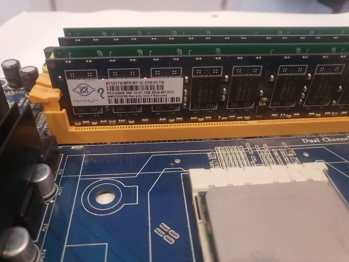 Продавам комплект (дънна платка с процесор и RAM памет)