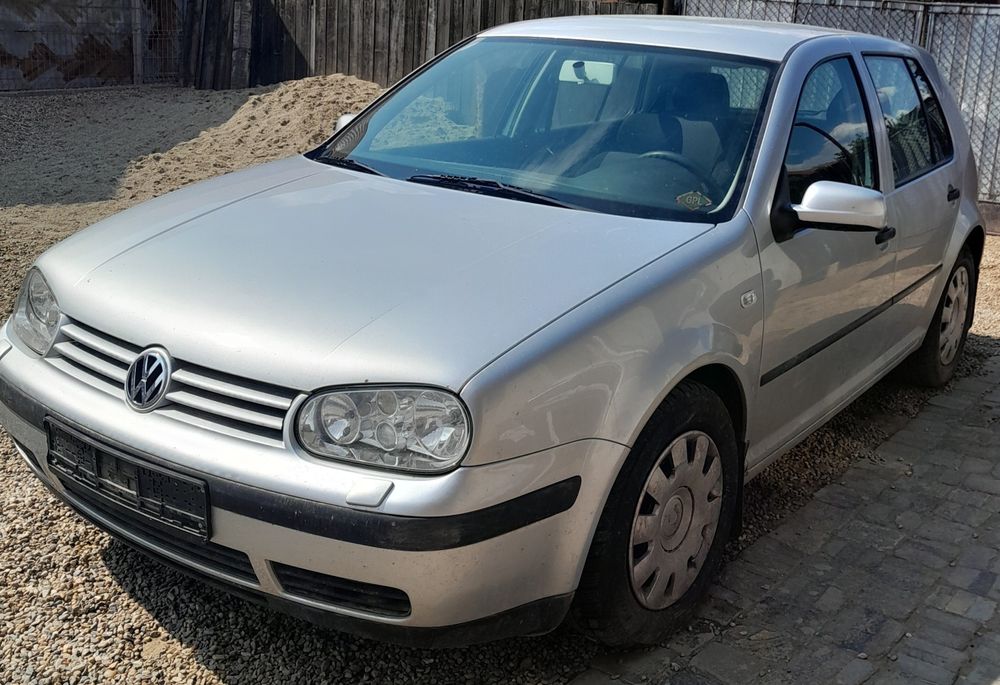 Vând mașină pentru dezmembrări