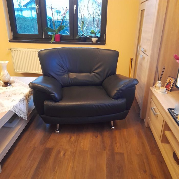 Vând canapea și două fotolii.