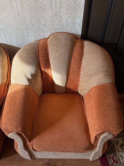 Продам диван с кресломи б/у