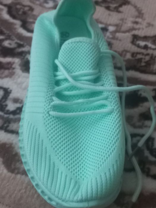 Новые  женские кроссовки