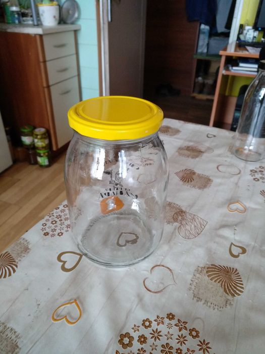 различни буркани, някои със капачки