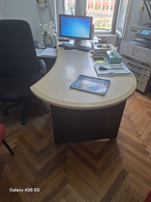 Vând birou din lemn