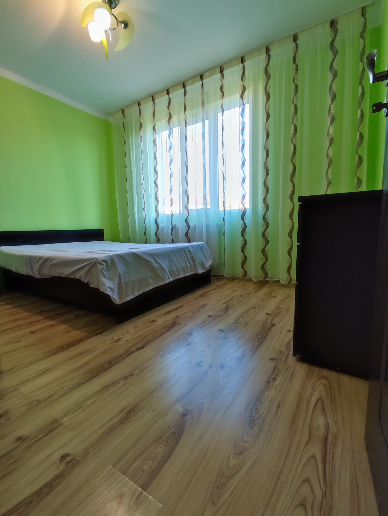 Închiriez apartament cu 3 camere zonă centrala