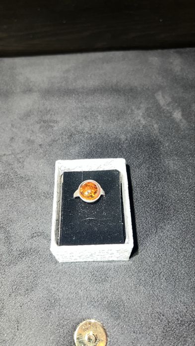 Inel de argint cu piatră de chihlimbar