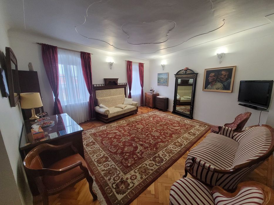 Vând apartament 3 camere, ultracentral Sibiu, parter, stare excelentă.