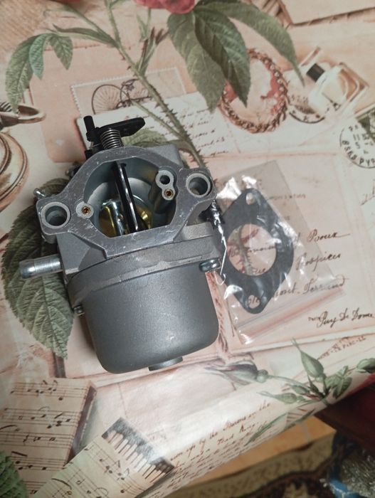 Vând Carburator nou