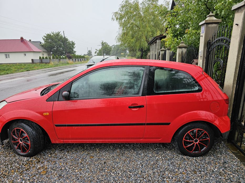 Vand Ford Fiesta 2003  1242cm  benzina 85.000km Avariat/ sau piese