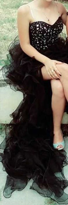 Черна рокля с камъчета