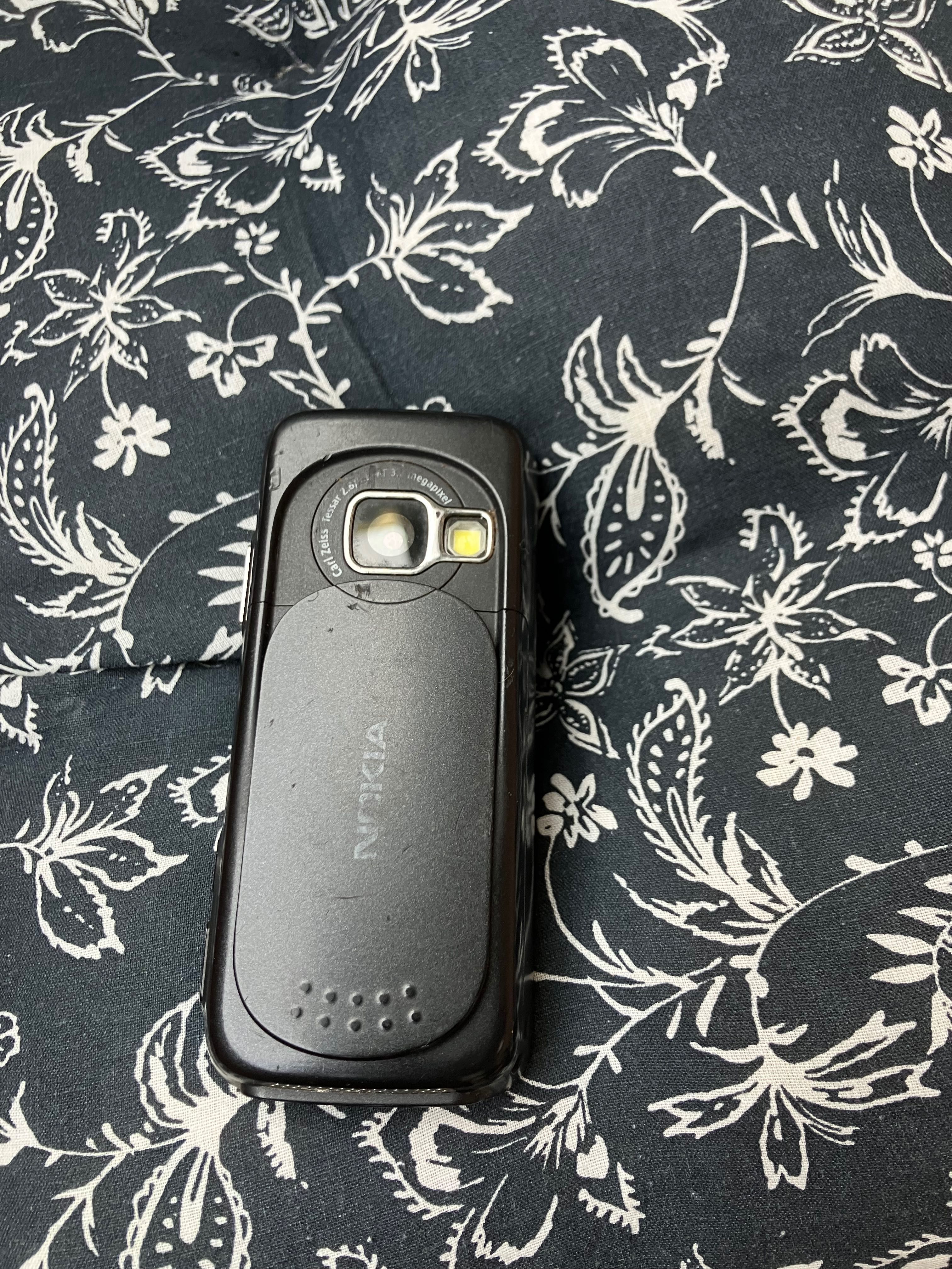 Продавам Nokia 73