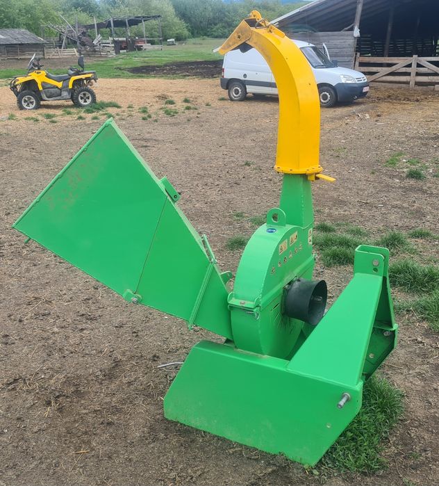 Tocator resturi vegetale, crengi. Actionat la tractor
