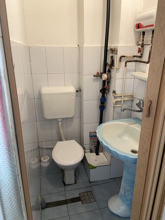 Inchiriez in Resita, zona "POLITIE", spatiu comercial.