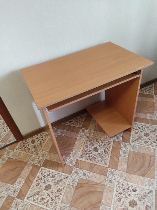 Продам компьютерный стол.