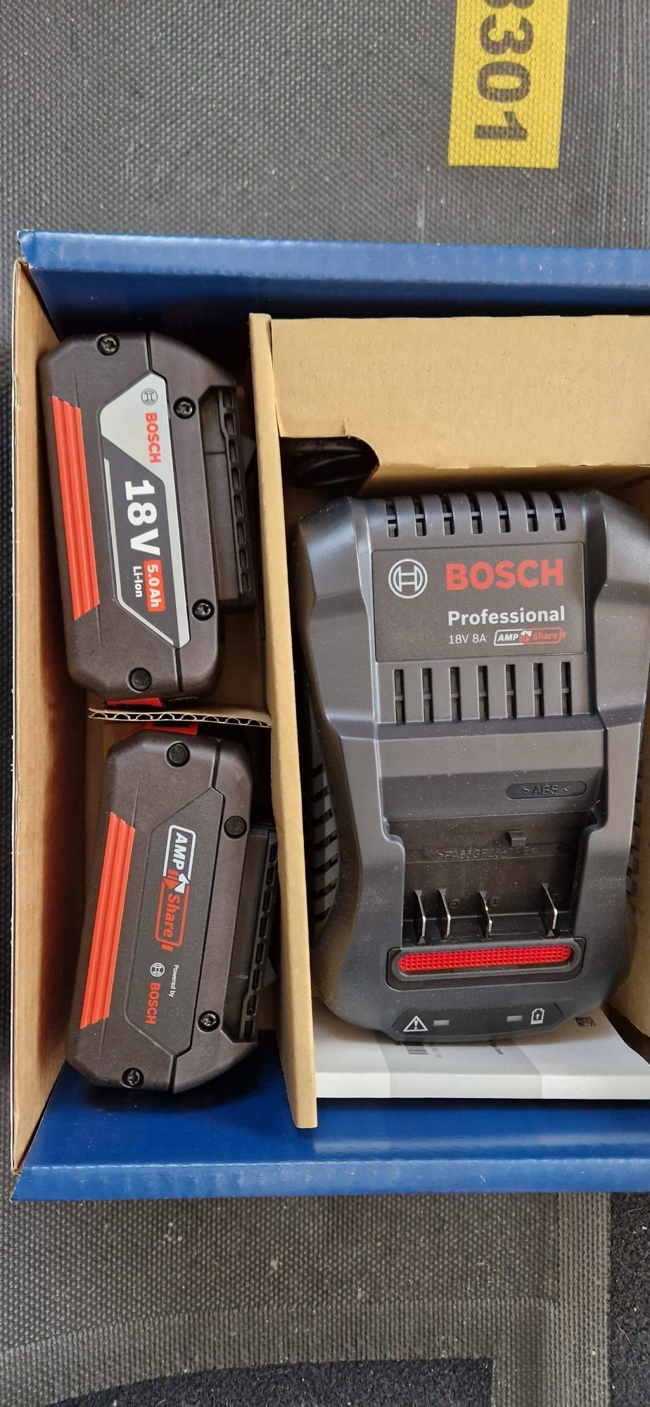 Bosch set acumulatori-incarcator de 18 V