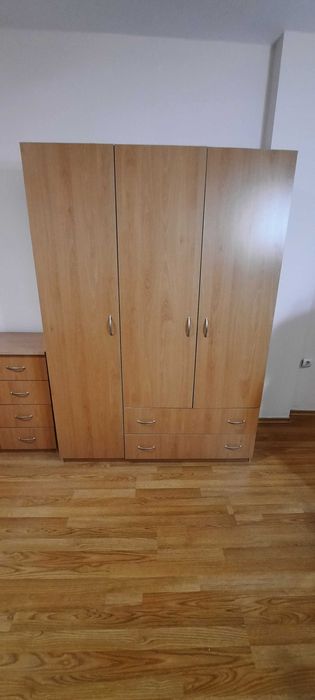 Гардероб, трикрилен с две чекмеджета