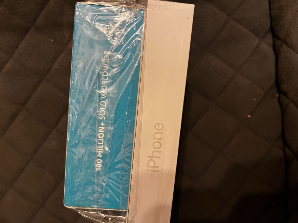 Бял iPhone 16e с подарък слушалки и 3 години гаранция - НОВ!
