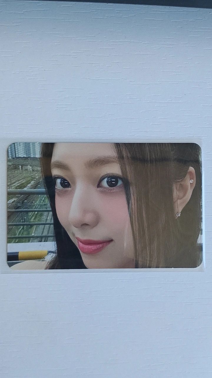 K-pop / Кпоп Yuna Itzy Photocard от албума Gold