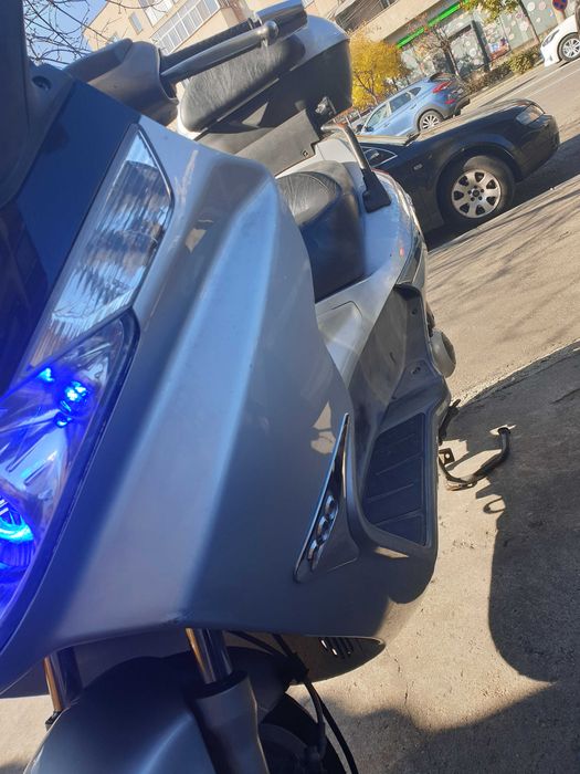 !! Piaggio X8 2004!! are rulaj  12950 pe Board