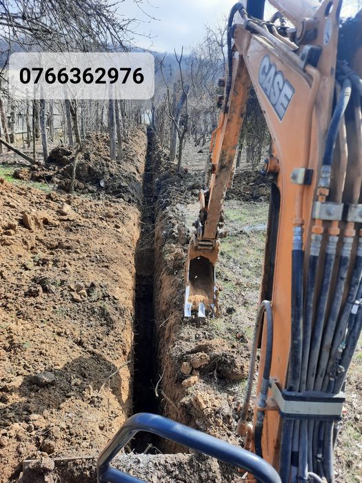 Miniexcavator cu picon pamant vegetal si nisipos