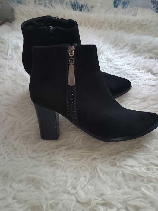 Дамски велурени боти