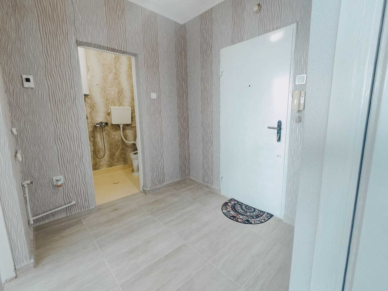 Продава се Двустаен апартамент в Силистра, Център - 50 кв.м за 858 €/кв.м - Снимка #11