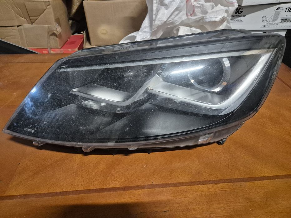 Far bixenon stanga Seat Alhambra 2012