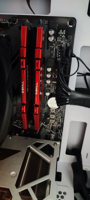 Компютър геймърски  ryzen 5600x ,rx 6600xt ,16 рам 3000mhz, захр.650+