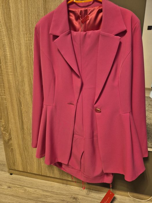 Costum fucsia nou