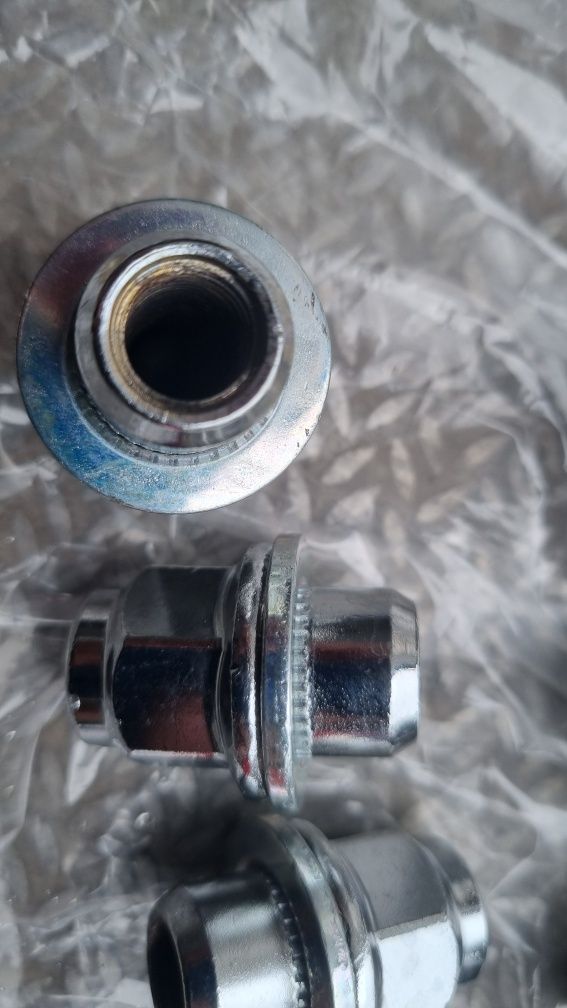 Vind 10 piulite janta  aliaj Toyota ,noi