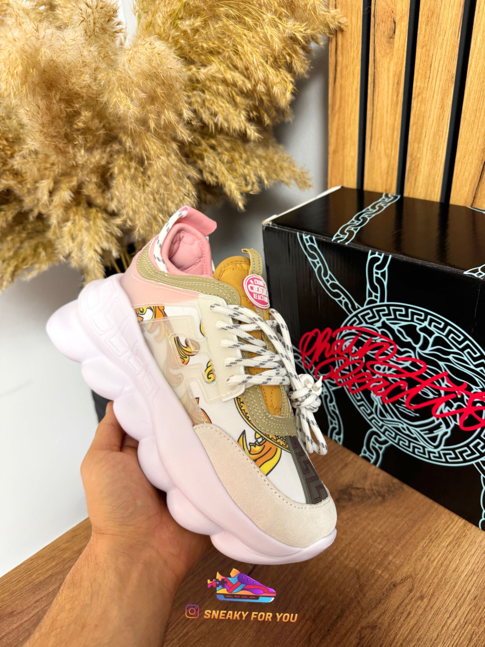 37-39 Versace Chain Reaction Pink