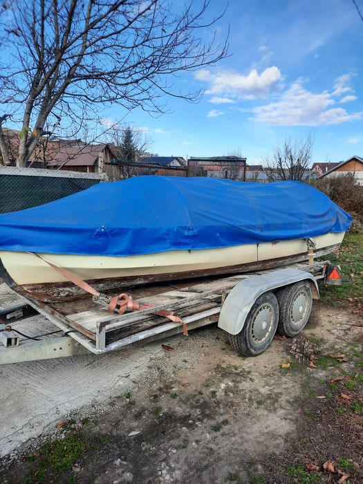 Barcă cu spațiu de depozitare