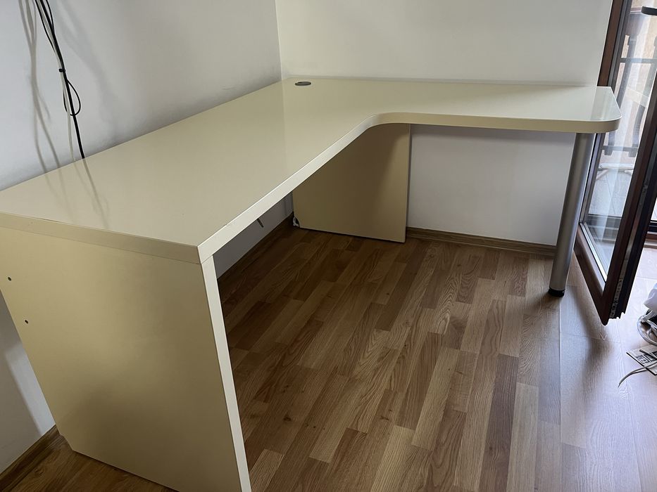 Vand birou in stare buna