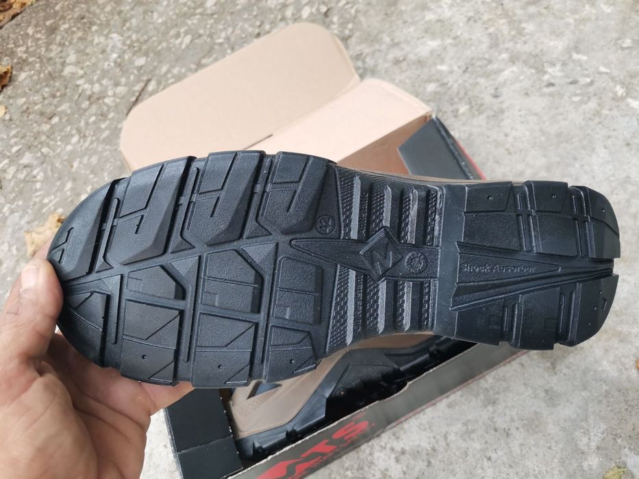 Предлагам чисто нови работни обувки три чифта марка .