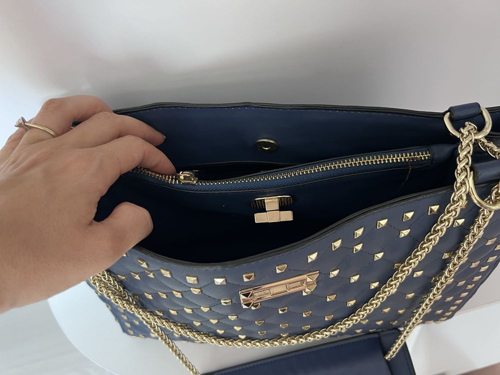 Синя чанта с капси