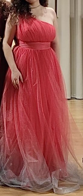 Rochie roz cu slipici și detalii elegante pentru ocazii