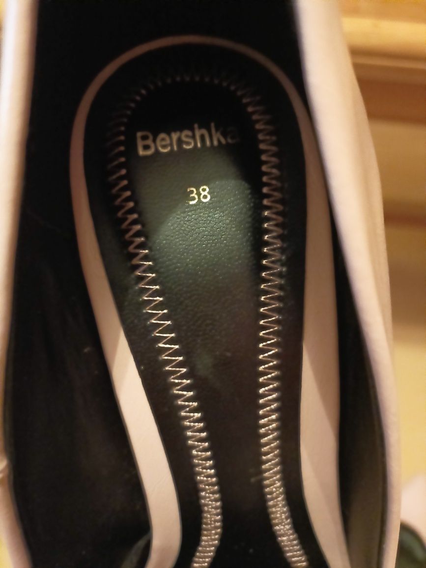 Pantofi cu toc noi de la Bershka, măsura 38