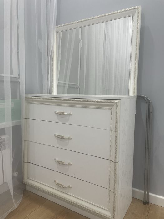 Комод с зерколой