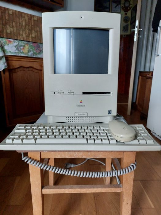 Vintage Apple Macintos Colour Classic - 40 MB HDD
