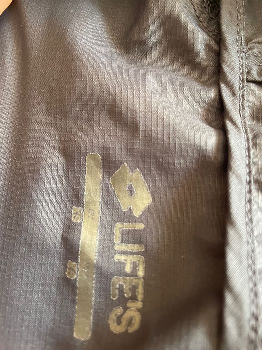 Продавам ветровка