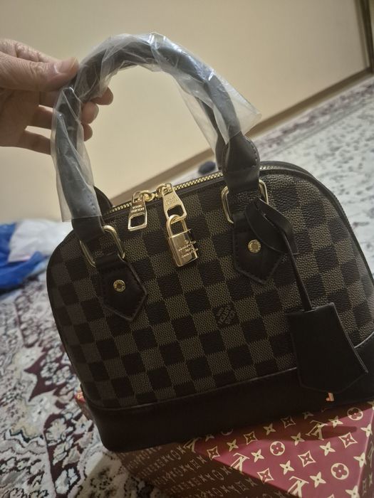 Продам сумку LV Альма. Новая,  коробка пыльник имеется