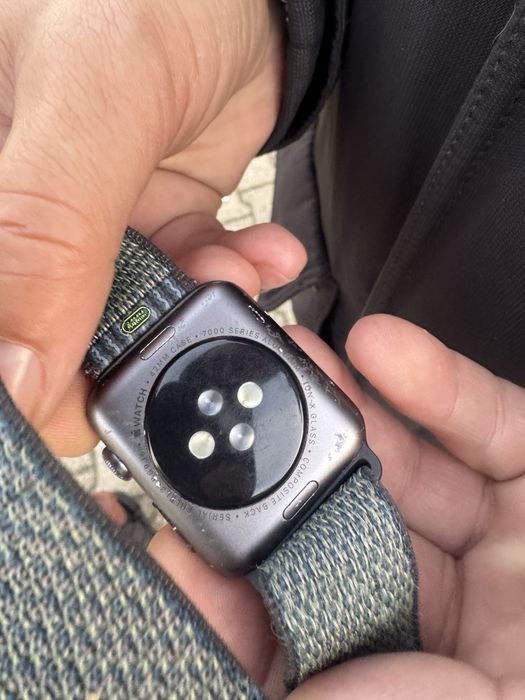 Aplle Watch are cutia nu am incarcator dar e functional nu are cont