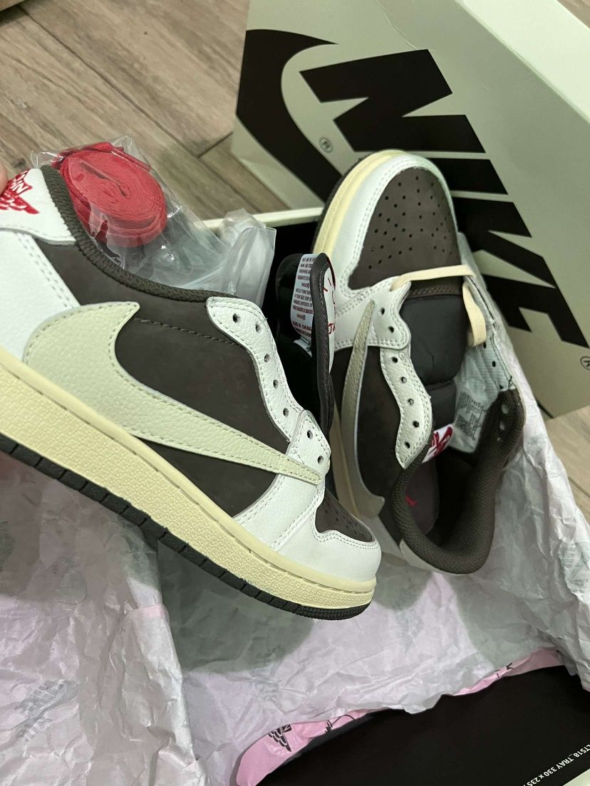 Обувки  NIKE Jordan 1 Low Travis Scott "Mocha Reverse" - 37,5 НОМЕР