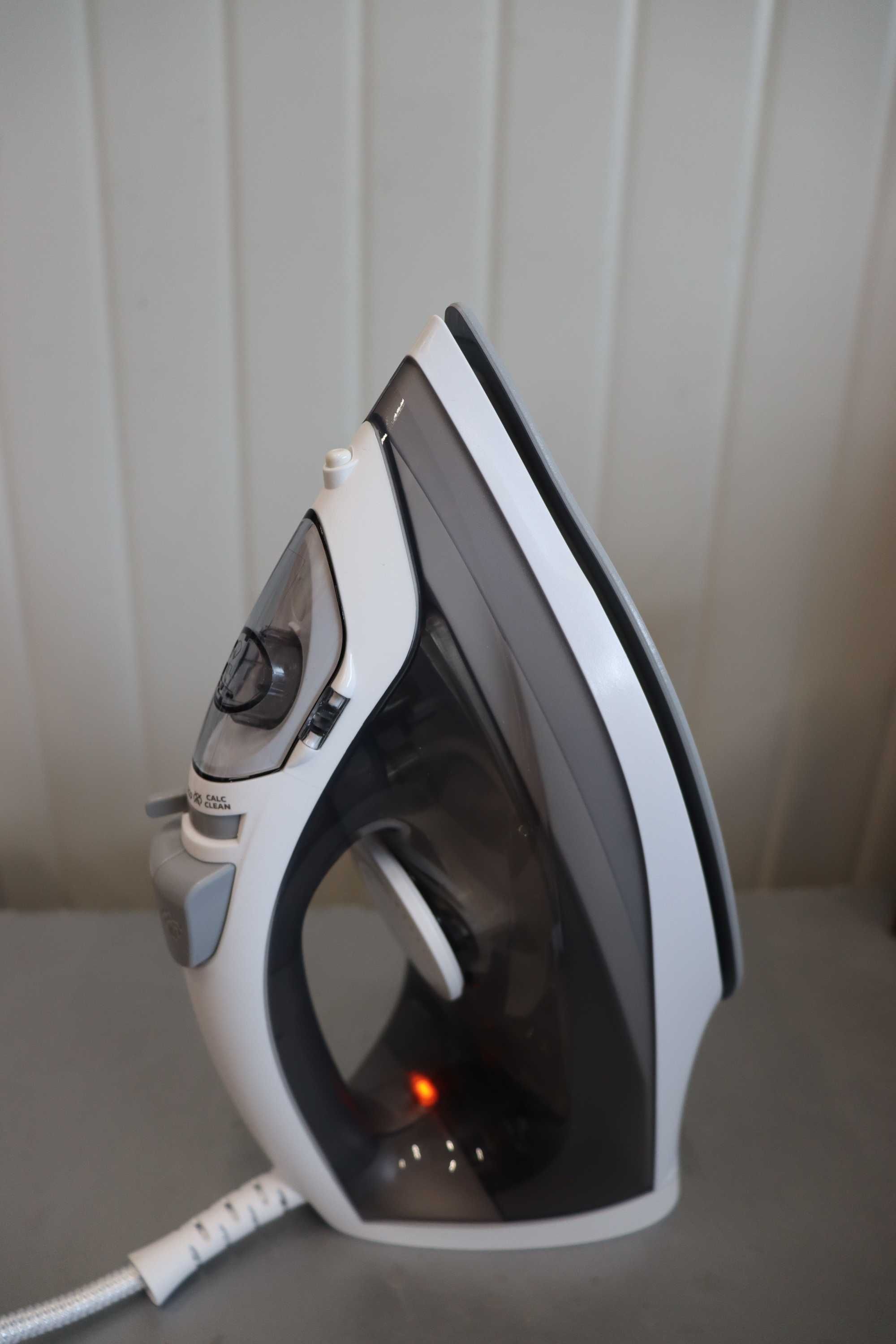 Ютия Philips Easyspeed, Керамична гладеща повърхност,2000W, вода 220мл