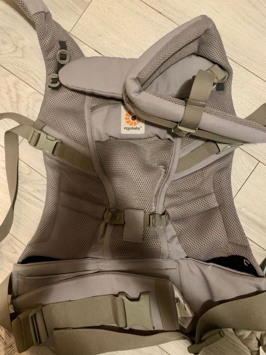 Marsupiu Ergobaby Omnibreeze + haine copil, paturici și Pampers nr 6