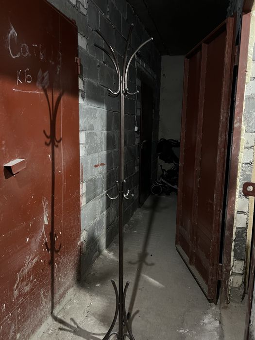 Продам 2 вешалки в отличном состоянии